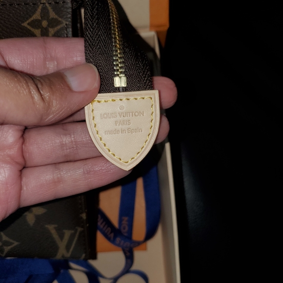 Authentic New Louis Vuitton Toiletry 19/Crossbody - Picture 8 of 16